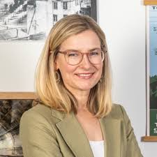 I'm thrilled to start a new adventure today as the COO at Hunt Club! After  scaling multiple high growth companies that hired hundreds of people a  year, I realized that finding and