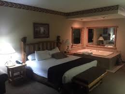 Escape to the largest private beach on lake delton or enjoy a day at kalahari indoor waterpark. Bed With Hot Tub Picture Of Great Wolf Lodge Wisconsin Dells Tripadvisor