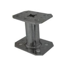Une platine renforcée soudée sur le poteau. Pied De Poteau Fixe 70mm Double Platine Acier Galvanise A Chaud