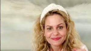 Candace cameron bure reveals favorite fuller house episode. White Pearl Headband Worn By D J Tanner Fuller Candace Cameron Bure In Fuller House Spotern