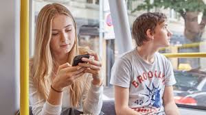 زيادة حادة في تعرّض المراهقين السويسريين للتحرش الجنسي عبر الإنترنت - SWI  swissinfo.ch