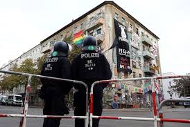 Es war 1967 aus der station der jungen techniker und naturforscher entstanden, die sich von 1960 bis 1962 im parterre des wohnhauses rigaer straße ecke liebigstraße befand und 1962 bis 1967 in der rigaer straße 92. Berlin Kampf Um Liebig 34 Worum Es Bei Der Raumung Geht Der Spiegel