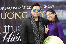 Mới đây, mạng xã hội bỗng rầm rộ đoạn clip phương mỹ chi ngỏ lời mượn nhà của quang lê để quay mv và được ba nuôi chấp nhận ngay lập tức. PhÆ°Æ¡ng Má»¹ Chi Tá»«ng Noi Vá» Ba Nuoi Quang Le