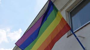 Viele briten nutzen die regenbogenflagge inzwischen, um mitarbeitern des gesundheitssystems zu danken. Attacke Auf Toleranz Und Lgbtq Symbol Diebe Stehlen Regenbogenflagge Und Beschmieren Wand In Welver Welver