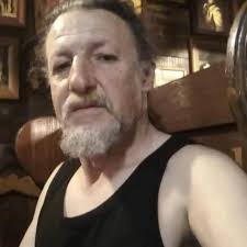 Nunca he tenido pareja, ni he hecho nada, y a veces siento que me falta...  pero no me atraen los chicos de mi edad y me siento sola y atrapada en esta