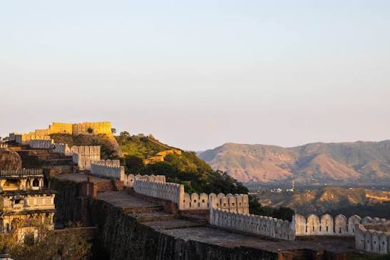 I walked along the walls of Kumbhalgarh longer than I planned 