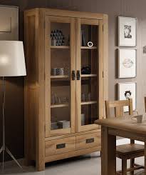 Desde una vitrina que emula a una típica cabina londinense, a las vitrinas clásicas de madera, pasando por aparadores de diseño y el que no puede. Decorar La Vitrina De Manera Original En Tu Salon Comedor Y Cocina Guia De Decoracion Y Muebles El Paraiso