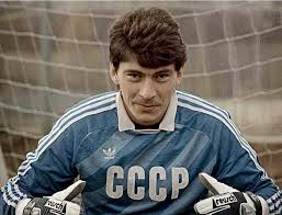 Ayer en polémica en el bar dieron a conocer una foto del economista en su juventud, cuando jugaba de arquero en 1986. De Palo A Palo Archivos Revista Un Cano