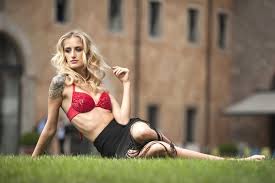 Bikinisinin çözülen iplerini eker'e bağlatan soydan, havuza girmek yerine gün boyu şezlongunda güneşlenip arkadaşlarıyla sohbet etmeyi tercih etti. Olay Dansin Sahibi Didem Soydan Kimdir Haberler