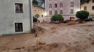 In der österreichischen stadt hallein im salzburger land ist am samstag nach starkregen die innenstadt überflutet worden. Zf5dzeqjjpj 6m