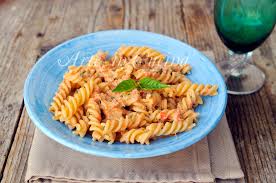 Ricette tradizionali come fatte in case. Pasta Al Sugo Di Pomodoro Crudo Ricetta Veloce