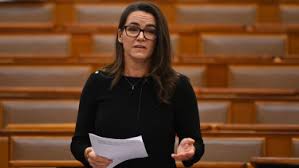 Maybe you would like to learn more about one of these? Videoban Beszelt Novak Katalin A Nyugdijasok Uj Ajandekarol Korr Portfolio Hu