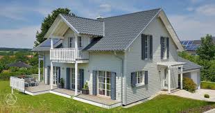 typisch fur den landhausstil ist der herausstehende hausgiebel und die liebevoll inszenierten details wie die sprossenfenster haus einfamilienhaus architektur