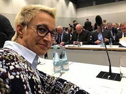 Unberücksichtigt bleiben insbesondere eigene aufwendungen, werbungskosten und sonstige kosten aller art. Nadine Schon Selfie Nadine Schon Mdb Cdu