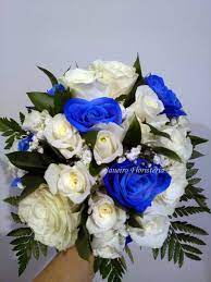 Bouquet Redondo Novia Azul Y Blanco Ramosdenovia Bodasgalicia Weddingflowers Floral Flowers Floral Wreath