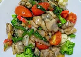 Masukan garam, gula pasir dan kaldu bubuk. Resepi Sayur Campur Goreng
