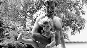 Bereits 2012 sprach der schauspieler in einem interview so offen wie nie über das altern und den tod. Gotz George Vater Ehemann Und Schimanski Bilder Seines Lebens Stern De