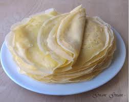 A filo, aggiungiamo il latte a temperatura ambiente, mescolando bene con una possiamo alternare le crepes a strati, così come una vera lasagna, oppure fare i cannelloni di crepes. Come Fare L Impasto Per Le Crepes Dolci E Salate Ricetta Base