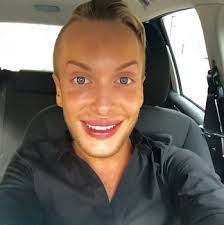 Roxy est une jeune fille fascinée par barbie et elle désire ressembler à son idole. Couple Francais Sosie Des Celebres Poupees Plastiques Barbie Et Ken Barlamane