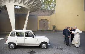 Nun hat er ein wasserstoffauto von toyota als papamobil übernommen. Look Pope Francis Drives Sweet Vintage Car Renault 4 Priester Papst Franziskus