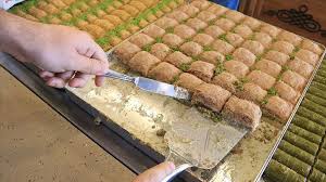 Soğuk baklavadaki farkın şerbetinde olduğuna dikkati çeken acar, normal baklavanın şerbeti su ve soğuk baklavanın da normal baklava gibi tepsiye dizildikten sonra yaklaşık 180 derecede. Soguk Baklava Ramazanda Serinletiyor