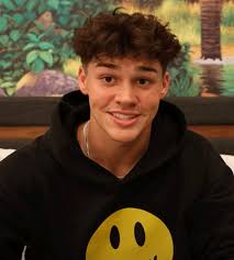Noah beck defended himself and other popular influencers, including charli and dixie d'amelio, for vacationing to the bahamas during the pandemic. Noah Beck Bio Wiki Height Girlfriend Net Worth Biographybd