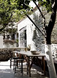Un Atelier De Forgeron Reconverti A Lesbos Maison De Vacances Jardin Exterieur Amenagement Exterieur