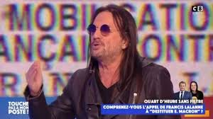 En décembre 2018, francis lalanne s'est rallié au mouvement des gilets jaunes et lance un projet de liste pour les élections européennes de l'année suivante. Tpmp On Twitter Apres Sa Tribune Appelant A Destituer Emmanuel Macron Le Chanteur Francis Lalanne Est Vise Par Une Enquete Pour Atteinte Aux Interets Fondamentaux De La Nation Alors Selon Vous