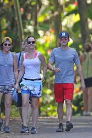 During the dreamy video, perry donned an elegant white gown fit for a bride and wore a bouquet of flowers while singing a love song to bloom. Katy Perry And Orlando Bloom Hold Hands On Hike Together In Hawaii