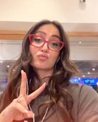 Freaky Friday🤓🐒🍿👻 (im not a moody person at all) #ElliAvrRam #yourstruly