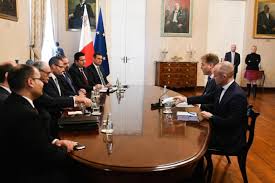 Okee, dit is 'm dus #vvd #omtzigt #minister #verkennersdebat pic.twitter.com/oz2ofymkxl. Watch Pieter Omtzigt Points Finger At Former Justice Minister Reforms Were Not Put In Place