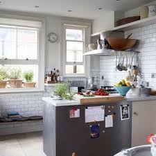 Para limpiar ventanas de una forma fácil y simple, se recomienda combinar una parte de vinagre blanco con tres partes de agua caliente. Resultado De Imagen Para Ventanas Para Cocina Pequenas Cocinas Para Espacios Pequenos Cocinas Pequenas Modernas Cocinas De Casa