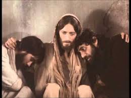 Resultat d'imatges de apoyando la cabeza en el hombro de jesus