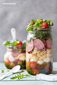 Leberkase Salat Im Glas Mit Roter Bete Ziegenkase Rettich Nicest Things Salat Im Glas Lebensmittel Essen Kirschtomaten