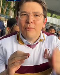 Miguel Uribe Turbay con la camiseta del Deportes Tolima el pasado fin de  semana recolectando votos para la presidencia del país en el 2026.  ¿,OPINIONES?