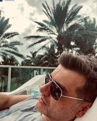 Nie wszystkie gwiazdy mogą pochwalić się takimi. Tomasz Kammel Znow Jest Zakochany Pokazal Urocze Zdjecie Z Partnerka