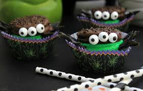 These mummy shapes are super easy to make and perfect for a halloween party or for handing out to trick or treaters. Oreo Spider Cookie Sandwiches