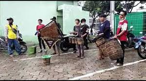 Viral gunung rowo bergoyang liat orang makan bakso di gasebo. Angklung Cirebon Kayla Angklung Cucak Rowo Bergoyang Youtube