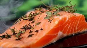 El salmón se echa a perder fácilmente y usualmente se congela para mantener su frescura. 8 Errores A Evitar Cuando Cocines Salmon En Casa