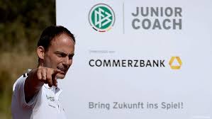 Someone who has a job at a low level within an organization: Start Dfb Junior Coach Strukturell Projekte Programme Dfb Deutscher Fussball Bund E V