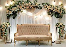 Pernikahan minim tamu undangan semakin populer, dekorasi pelaminan sederhana makin banyak dipilih virus corona dan juga tren pernikahan intimate yang sudah cukup populer beberapa tahun belakangan membuat banyak calon pengantin memilih untuk mengundang hanya sedikit orang. Inspirasi Dekorasi Pelaminan Sederhana Dari Kain Wedding Market