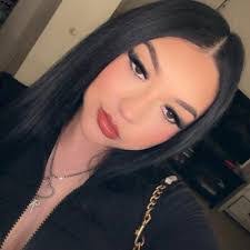 Mia Walton's Instagram, Twitter & Facebook