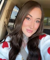 Dawn Gomez's Instagram, Twitter & Facebook