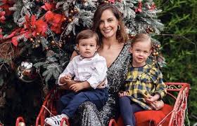 La presentadora laura acuña aprovechó que llegó octubre, el mes de las brujitas para decorar su casa, pero lo hizo con una temática que no es laura publicó una serie de fotos en su cuenta oficial de instagram donde muestra su casa decorada y a las decoradoras que se encargaron de dejarle su. Fuerte Respuesta De Laura Acuna A Seguidora Que Critico Foto De Sus Hijos