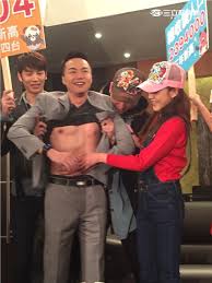 吳鈴山近來和黃崇蘭一起加入《 炮仔聲 》演出，但戲外深情專一的吳鈴山，在戲中卻是 偷吃 小三 的「渣尪」，讓不少觀眾看了恨得牙癢癢。 而近日吳鈴山被拍到和劇中他偷吃的「小三」張懷媗深夜遊車河，讓網友驚呼「該不會假戲真做了？ è¢«å–Š åº·å®‰ 24å¹´ å³éˆ´å±± ç«é›žæˆ€ é…æ›¾èŽžå©·è¢«è®šè‚Œè‚Œå¤§ å¨›æ¨‚æ˜Ÿèž