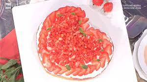 Frullate il tutto, fino ad ottenere un composto liscio. La Ricetta Della Poke Cake Alle Fragole Di Natalia Cattelani Del 7 Maggio 2018 A La Prova Del Cuoco Poke Cake Ricette Cibo Etnico