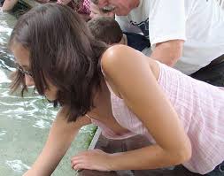 Public Voyeur Downblouse at FREEPORNPICSS.com
