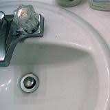 Comment Nettoyer Facilement Son Evier Avec Du Bicarbonate Comment Nettoyer Trucs Et Astuces Maison Et Nettoyant