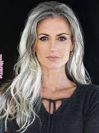 28 Lange Graue Frisuren Ob Sie Eine Altere Frau Sind Die Es Liebt Ihre Grauen Haare Zu Rocken Oder Eine Jun Long Gray Hair Hair Styles Beautiful Gray Hair
