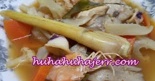 Menjelang matang dan diangkat, tambahkan sedikit air perasan jeruk lemon serta daun ketumbar. Resepi Tomyam Campur Udang Sotong Dan Ayam Yang Sedap Menggiurkan Rasa Blog Santai Santai Jerr